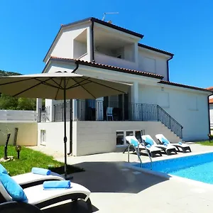 https://villa-aura-yourcroatiaholiday.in-istria.net